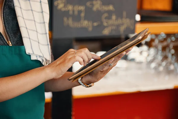 Kellnerin Nutzt Anwendung Auf Tablet Computer Bestellung Küche Senden — Stockfoto