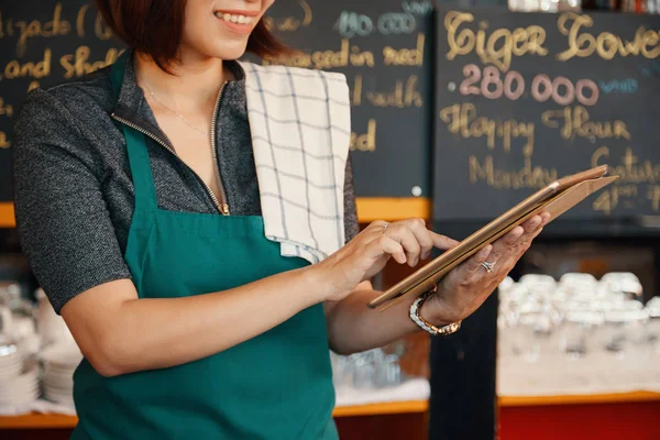 Imagem Cortada Garçonete Sorrindo Entrando Ordem Através Aplicação Computador Tablet — Fotografia de Stock