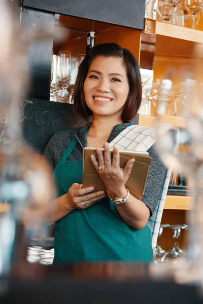 Porträt Der Hübschen Vietnamesischen Barkeeperin Mit Digitalem Tablet — Stockfoto