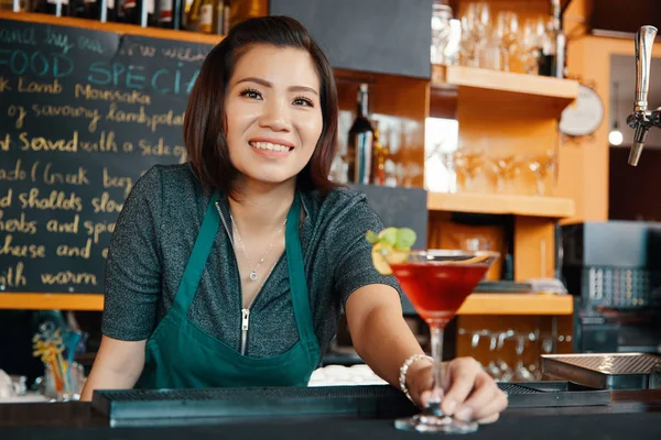 Barman Muito Sorridente Dando Copo Margarita Que Ela Preparou — Fotografia de Stock