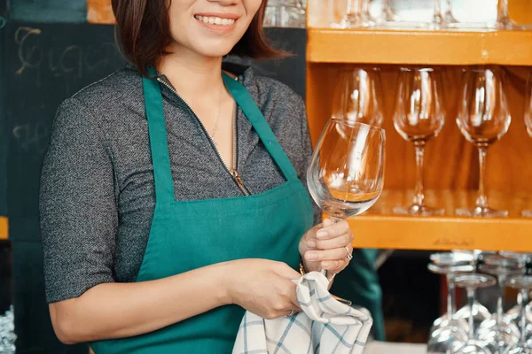 Barman Feminino Sorridente Avental Verde Limpando Copo Vinho — Fotografia de Stock