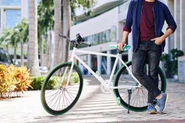 Adam bisikleti sokakta, ayakta kırpılmış görüntü 