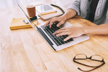 Eller ofis masasında bir laptop çalışma öğrenci