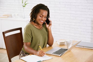 Ödev yaparken telefonda konuşurken kız öğrenci