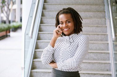 Güzel gülümseyen kendine güvenen kadın girişimci kameraya bakarak portresi