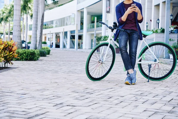 Обрезанное Изображение Парня Опирающегося Велосипед Читающего Текстовое Сообщение — стоковое фото