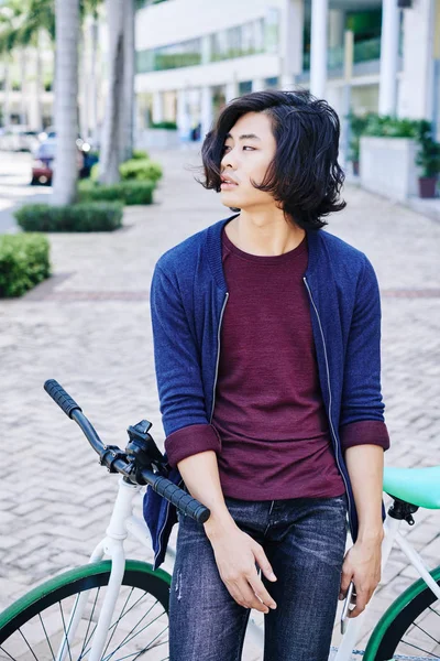 Guapo Joven Asiático Hombre Con Pelo Largo Pie Aire Libre — Foto de Stock