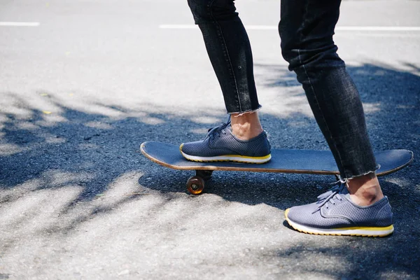 Pies Hombre Skateboarding Asfalto Carretera — Foto de Stock