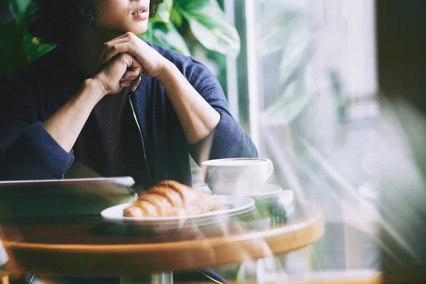 Beskuren Bild Fundersam Man Med Kaffe Och Croissant För Frukost — Stockfoto