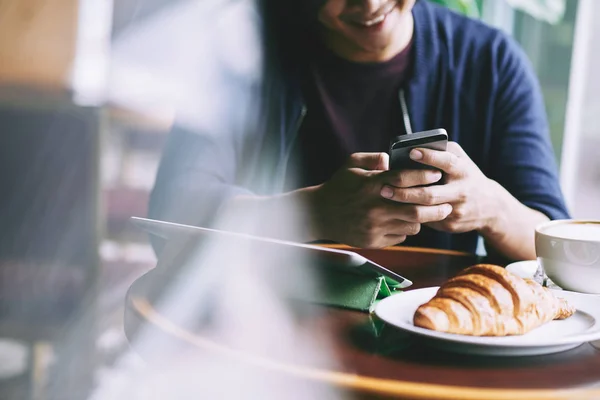 Beskuren Bild Mannen Äter Frukost Restaurang Och Textilen Vänner — Stockfoto