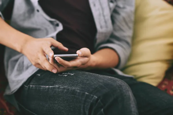 Handen Van Mens Met Behulp Van Toepassing Smartphone Zijn Handen — Stockfoto