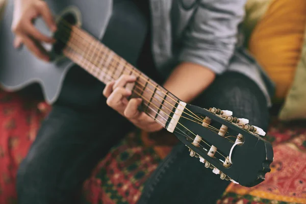 Ember Játszik Akusztikus Gitár Otthon Szelektív Összpontosít — Stock Fotó