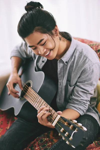 Sonriente Hombre Vietnamita Guapo Cantando Tocando Guitarra Casa —  Fotos de Stock