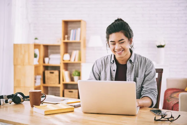 Knappe Creatieve Jonge Vietnamese Man Aan Het Werk Laptop Aan — Stockfoto