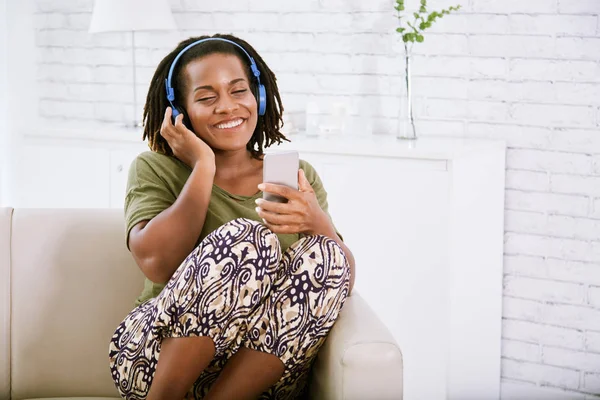 Mutlu Bir Afrikalı Amerikalı Kadın Onun Smartphone Içinde Müzik Keyfi — Stok fotoğraf