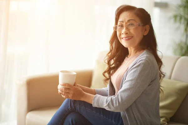 Vrij Hoge Aziatische Vrouw Rustend Bank Met Grote Mok Hete — Stockfoto