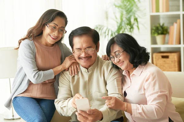 Lachende Vietnamesische Senioren Die Etwas Lustiges Auf Dem Smartphone Bildschirm — Stockfoto