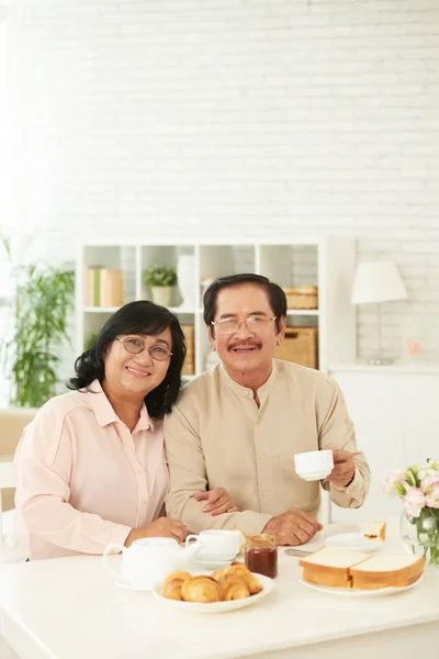 快乐的老越南夫妇喝茶和家 — 图库照片