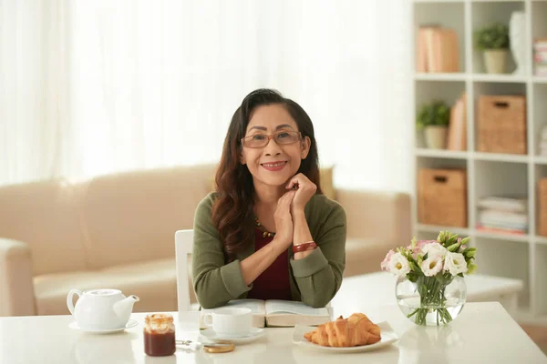Glimlachend Senior Vietnamese Vrouw Drinken Thee Het Lezen Van Boek — Stockfoto