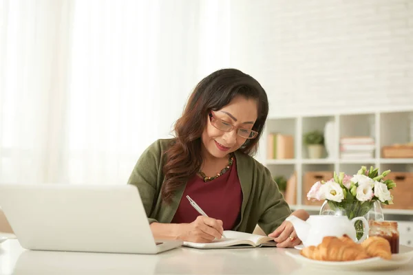 Smiling Senior Woman Sitting Table Living Room Writing Her Diary — Stock Photo, Image