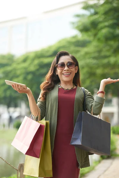 Glücklich Aufgeregte Vietnamesische Seniorin Mit Einkaufstaschen — Stockfoto