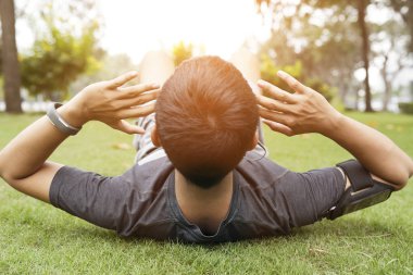 Mekik yere açık havada güneşli günde yapan erkek 