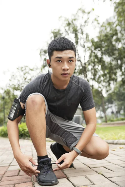 Schöner Aktiver Junger Mann Bindet Schnürsenkel Vor Dem Joggen Park — Stockfoto