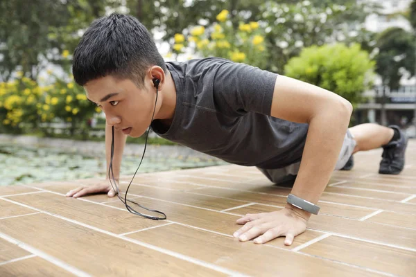 Jonge Aziatische Man Buiten Trainen Ochtend Bepaald — Stockfoto