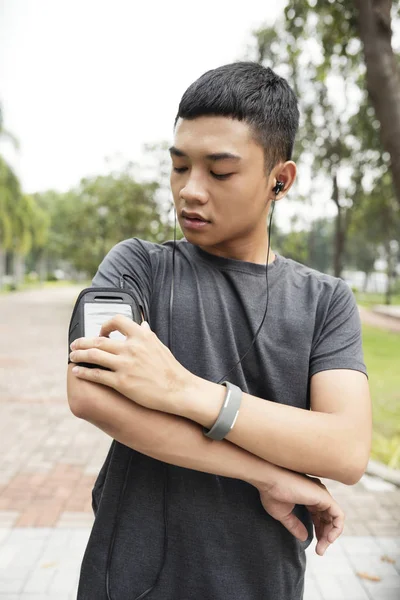 Ajuste Programa Configuração Homem Asiático Smartphone Seu Braço Antes Correr — Fotografia de Stock