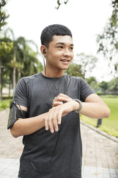 Joven Vietnamita Comprobando Cronómetro Rastreador Después Correr Parque —  Fotos de Stock