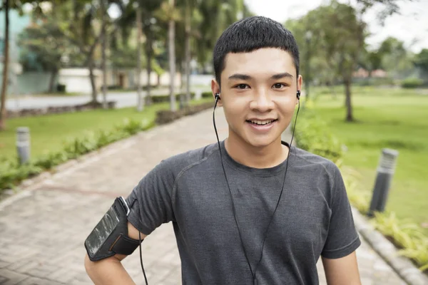 Joven Deportista Asiático Alegre Escuchando Música Cuando Pasa Tiempo Parque — Foto de Stock