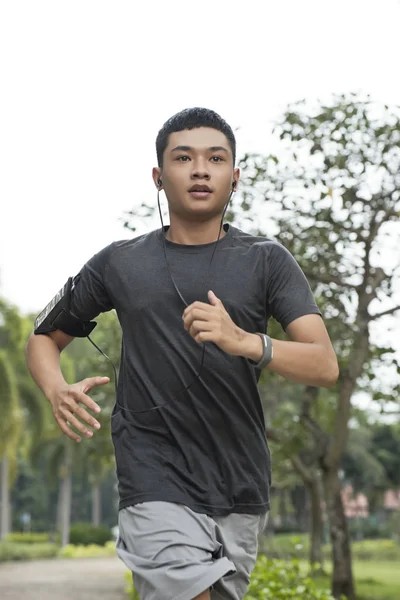 年轻的亚洲人早上在公园里跑得很快 — 图库照片