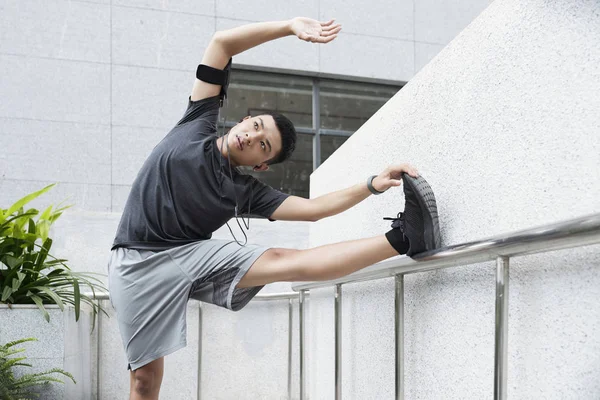 Przystojny Młody Mężczyzna Azjatka Robi Ćwiczenia Rozciągające Rozgrzewkę — Zdjęcie stockowe