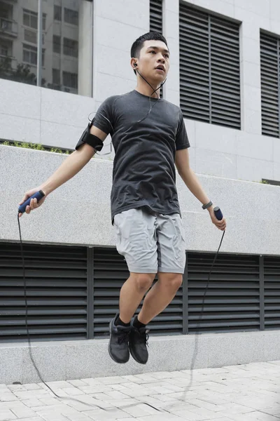 Jovem Vietnamita Fazendo Exercícios Com Pular Corda Rua — Fotografia de Stock