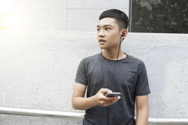 Retrato Joven Asiático Guapo Con Teléfono Inteligente Pie Aire Libre — Foto de Stock