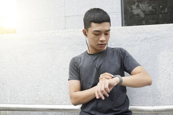 Ung Asiatisk Man Kontrollera Fitness Watch Steg Han Gjort Sin — Stockfoto