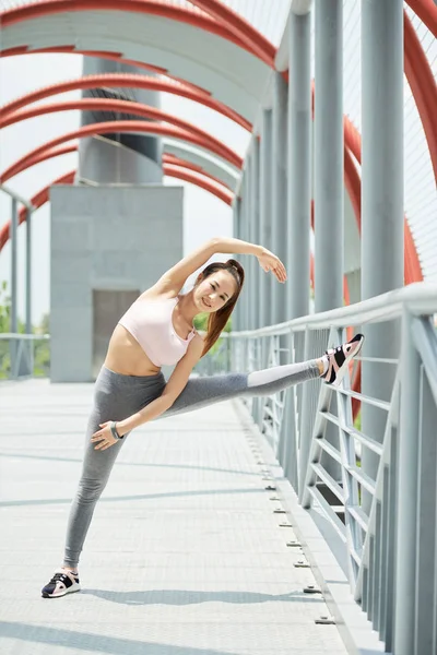 Ajuste Deportivo Hermosa Asiático Mujer Estiramiento Aire Libre — Foto de Stock