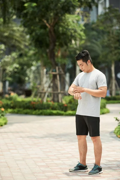 Deportivo Asiático Hombre Comprobar Tiempo Parque — Foto de Stock