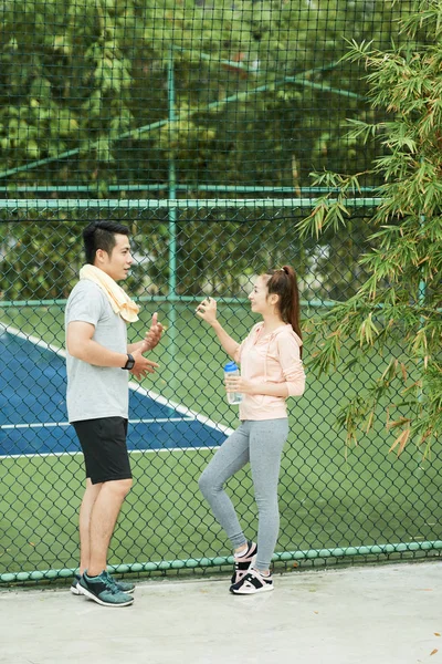 Atlético Deportivo Asiático Hombre Mujer Hablando Aire Libre — Foto de Stock