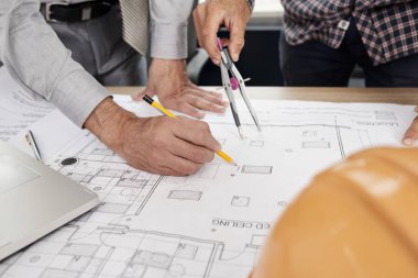 Elleri tartışmak ve çok ayrıntılı plan olarak ölçme mimarlar