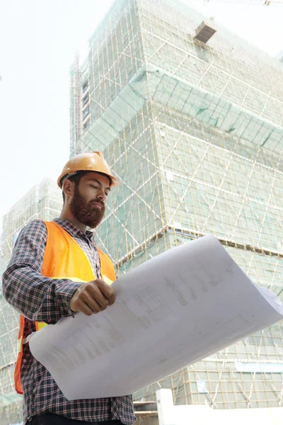 Contremaître Sérieux Examinant Plan Gratte Ciel Son Bâtiment Entreprise — Photo