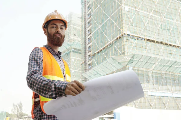 Unlächelnd Selbstbewusster Bauingenieur Mit Bauplan Des Gebäudes Und Blick Die — Stockfoto