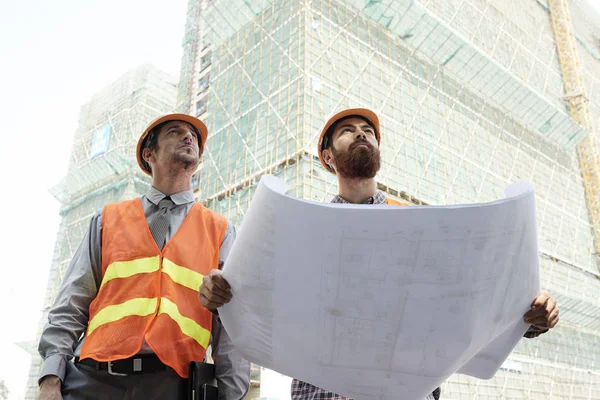 Due Ingegnere Professionista Stendere Carta Cianografia Quando Guarda Grattacielo — Foto Stock