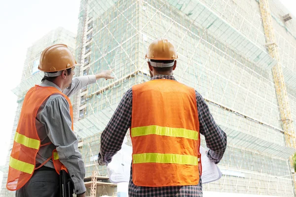 Dois Empreiteiros Profissionais Discutindo Processo Construção Canteiro Obras — Fotografia de Stock