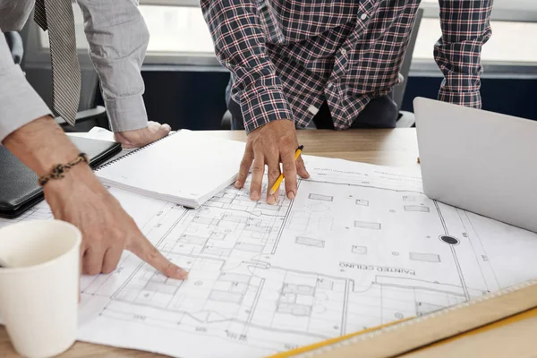 Équipe Ingénieurs Construction Discutant Plan Directeur Papier Sur Table Bureau — Photo