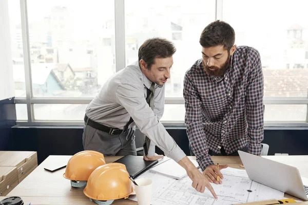 Arquitectos Inclinándose Sobre Mesa Discutir Plano Nueva Casa — Foto de Stock