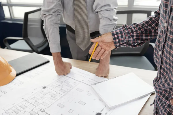 Handen Van Architect Investeerder Bespreken Van Details Van Blauwdruk — Stockfoto