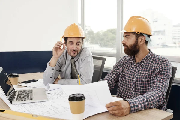 Architect Telling His Boss Building Blueprint Needs Changed Meeting — Stock Photo, Image