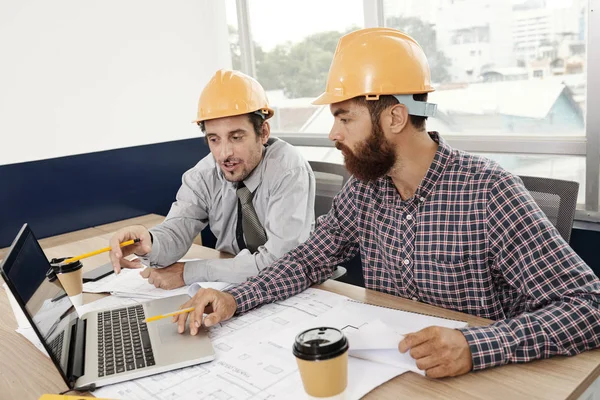 Professional Engineers Discussing Project Details Screen Laptop Meeting — Stock Photo, Image