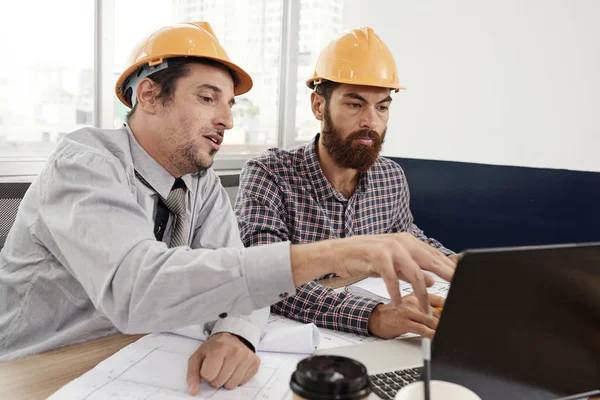 Architekt Mit Laptop Ingenieur Bei Meeting Seine Arbeit Zeigen — Stockfoto